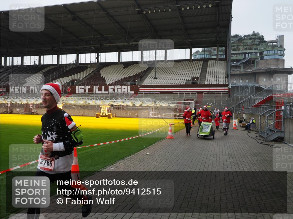 07.12.2025 - St. Pauli X-Mass-Run No. 15 Fabian Wolf http://msf.ph/oto/9412515 07.12.2025 11:17:19 Ziel 551, 1122, 1125, 1127, 1130, 1340, 1529, 1531, 1686, 2766, 2846, 2849 meine-sportfotos.de