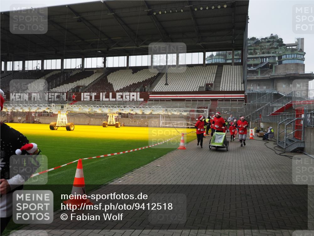 07.12.2025 - St. Pauli X-Mass-Run No. 15 Fabian Wolf http://msf.ph/oto/9412518 07.12.2025 11:17:19 Ziel 551, 1122, 1125, 1127, 1130, 1340, 1529, 1531, 1686, 2766, 2846, 2849 meine-sportfotos.de