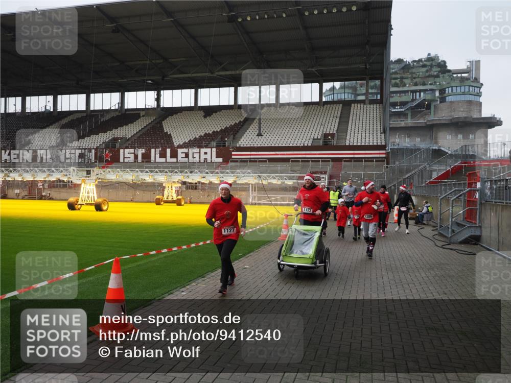 07.12.2025 - St. Pauli X-Mass-Run No. 15 Fabian Wolf http://msf.ph/oto/9412540 07.12.2025 11:17:21 Ziel 551, 1122, 1125, 1127, 1130, 1340, 1529, 1531, 1686, 2477, 2766, 2846, 2849 meine-sportfotos.de