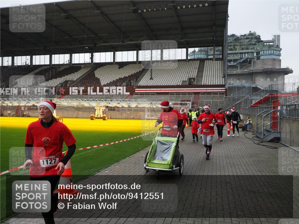 07.12.2025 - St. Pauli X-Mass-Run No. 15 Fabian Wolf http://msf.ph/oto/9412551 07.12.2025 11:17:22 Ziel 551, 1122, 1125, 1127, 1130, 1340, 1529, 1531, 1686, 2477, 2766, 2846, 2849 meine-sportfotos.de