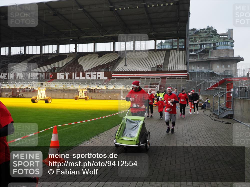 07.12.2025 - St. Pauli X-Mass-Run No. 15 Fabian Wolf http://msf.ph/oto/9412554 07.12.2025 11:17:22 Ziel 551, 1122, 1125, 1127, 1130, 1340, 1529, 1531, 1686, 2477, 2766, 2846, 2849 meine-sportfotos.de
