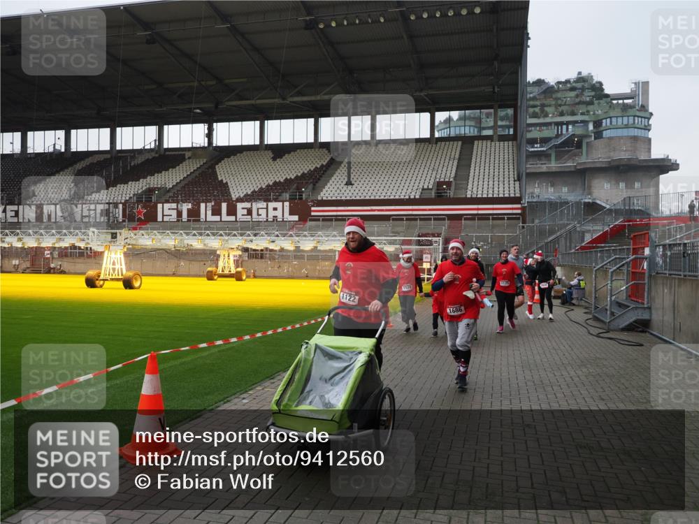 07.12.2025 - St. Pauli X-Mass-Run No. 15 Fabian Wolf http://msf.ph/oto/9412560 07.12.2025 11:17:23 Ziel 551, 1122, 1125, 1127, 1130, 1340, 1529, 1531, 1686, 2477, 2766, 2846, 2849 meine-sportfotos.de