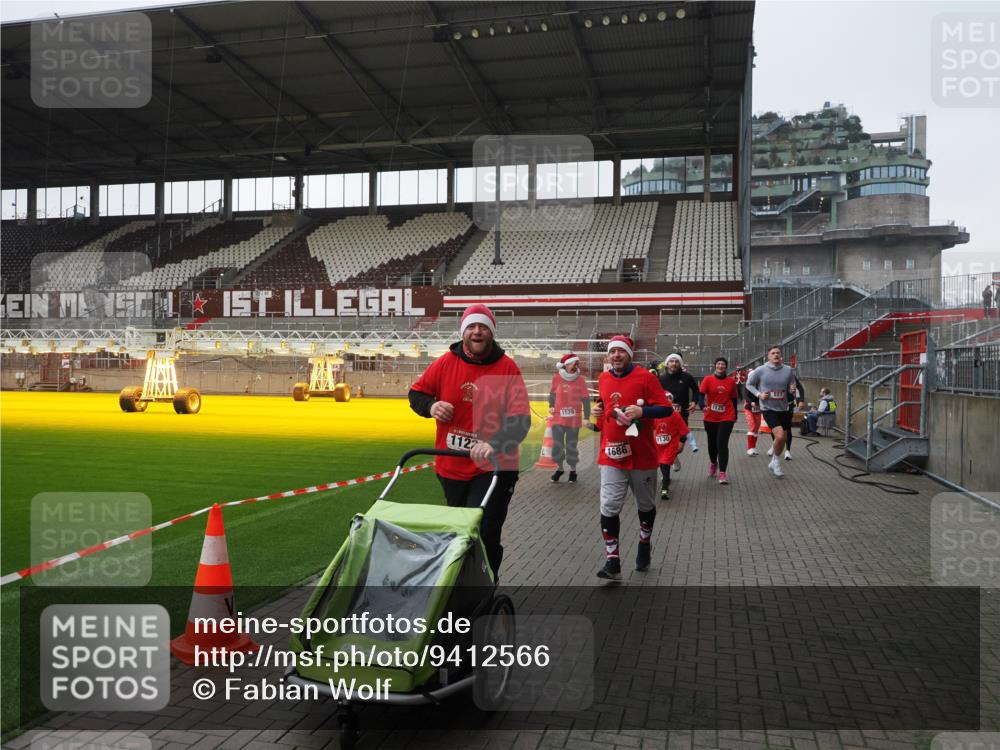 07.12.2025 - St. Pauli X-Mass-Run No. 15 Fabian Wolf http://msf.ph/oto/9412566 07.12.2025 11:17:23 Ziel 551, 1122, 1125, 1127, 1130, 1340, 1529, 1531, 1686, 2477, 2766, 2846, 2849 meine-sportfotos.de
