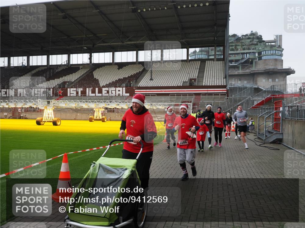 07.12.2025 - St. Pauli X-Mass-Run No. 15 Fabian Wolf http://msf.ph/oto/9412569 07.12.2025 11:17:23 Ziel 551, 1122, 1125, 1127, 1130, 1340, 1529, 1531, 1686, 2477, 2766, 2846, 2849 meine-sportfotos.de