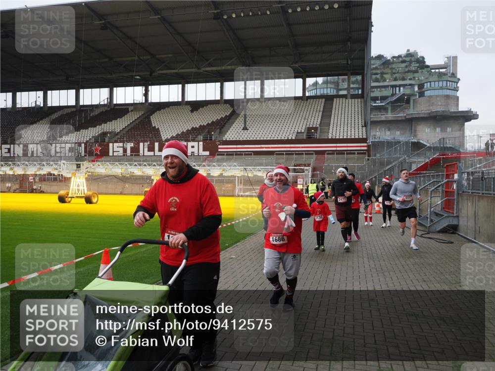 07.12.2025 - St. Pauli X-Mass-Run No. 15 Fabian Wolf http://msf.ph/oto/9412575 07.12.2025 11:17:24 Ziel 551, 1122, 1125, 1127, 1130, 1340, 1529, 1531, 1686, 2477, 2766, 2846, 2849 meine-sportfotos.de