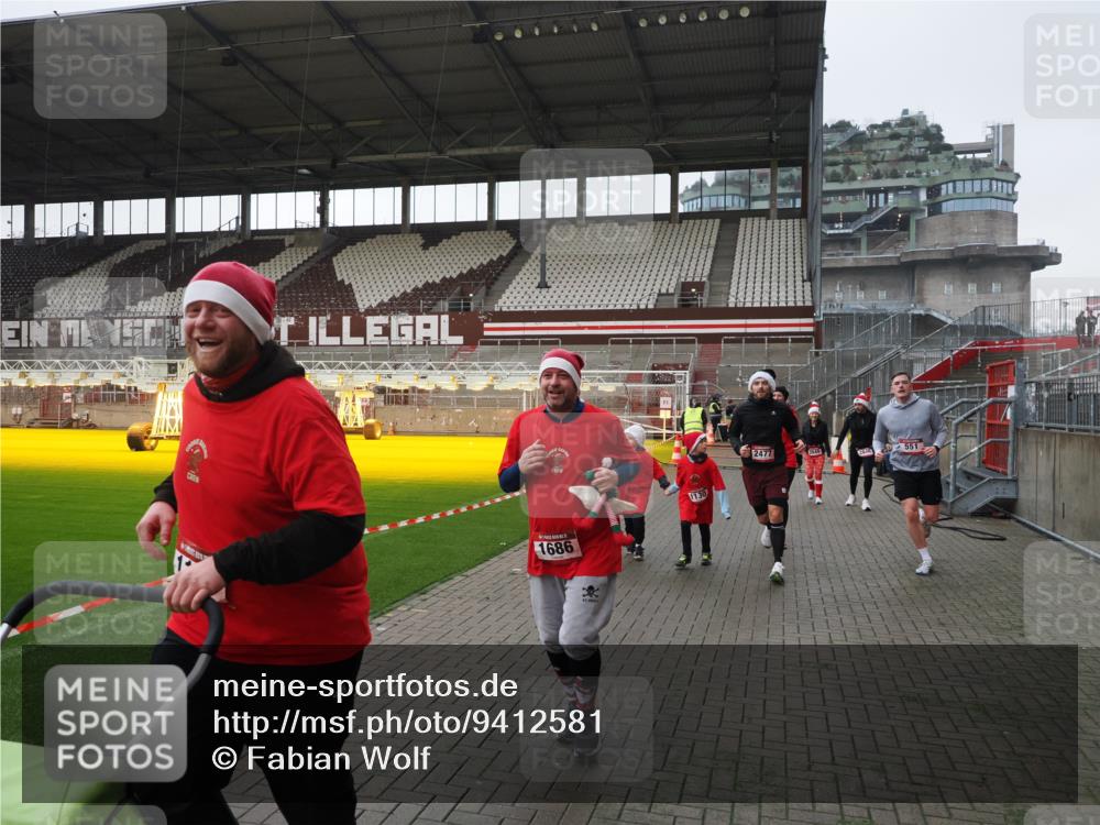 07.12.2025 - St. Pauli X-Mass-Run No. 15 Fabian Wolf http://msf.ph/oto/9412581 07.12.2025 11:17:24 Ziel 551, 1122, 1125, 1127, 1130, 1340, 1529, 1531, 1686, 2477, 2766, 2846, 2849 meine-sportfotos.de