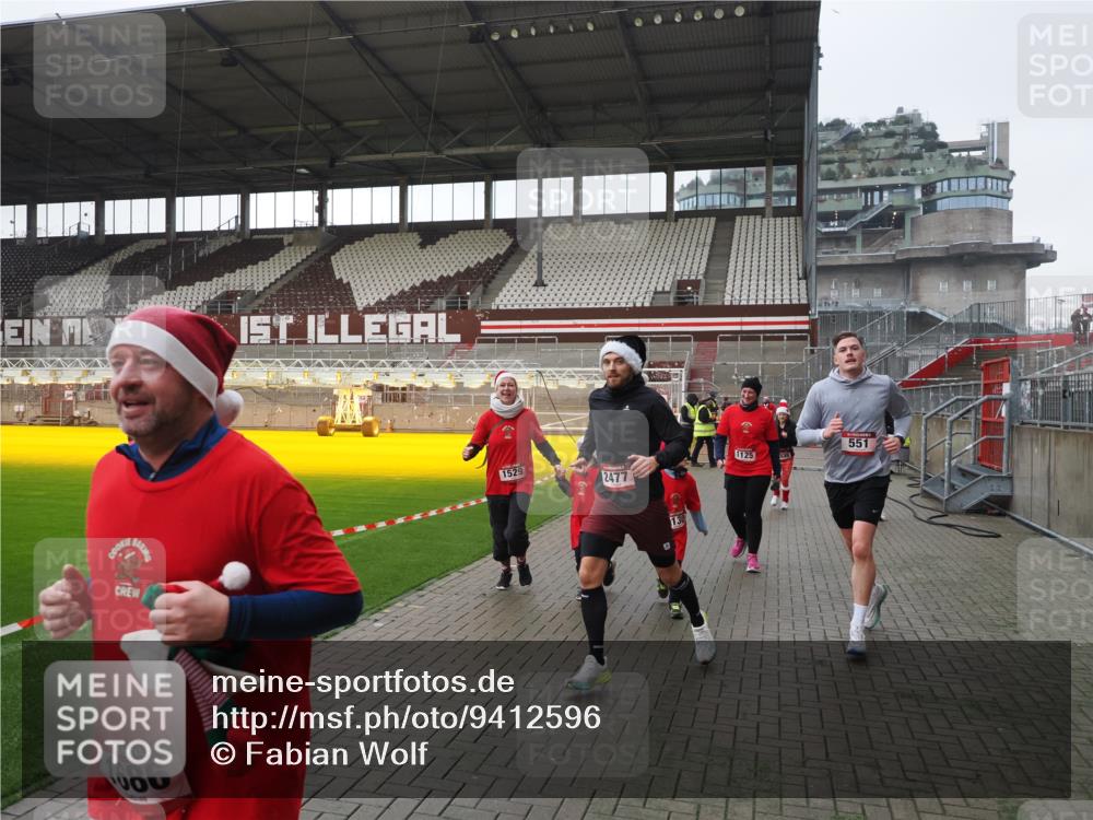 07.12.2025 - St. Pauli X-Mass-Run No. 15 Fabian Wolf http://msf.ph/oto/9412596 07.12.2025 11:17:25 Ziel 551, 1122, 1125, 1127, 1130, 1340, 1529, 1531, 1686, 2477, 2766, 2846, 2849 meine-sportfotos.de