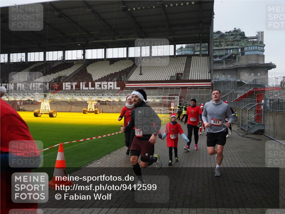 07.12.2025 - St. Pauli X-Mass-Run No. 15 Fabian Wolf http://msf.ph/oto/9412599 07.12.2025 11:17:25 Ziel 551, 1122, 1125, 1127, 1130, 1340, 1529, 1531, 1686, 2477, 2766, 2846, 2849 meine-sportfotos.de
