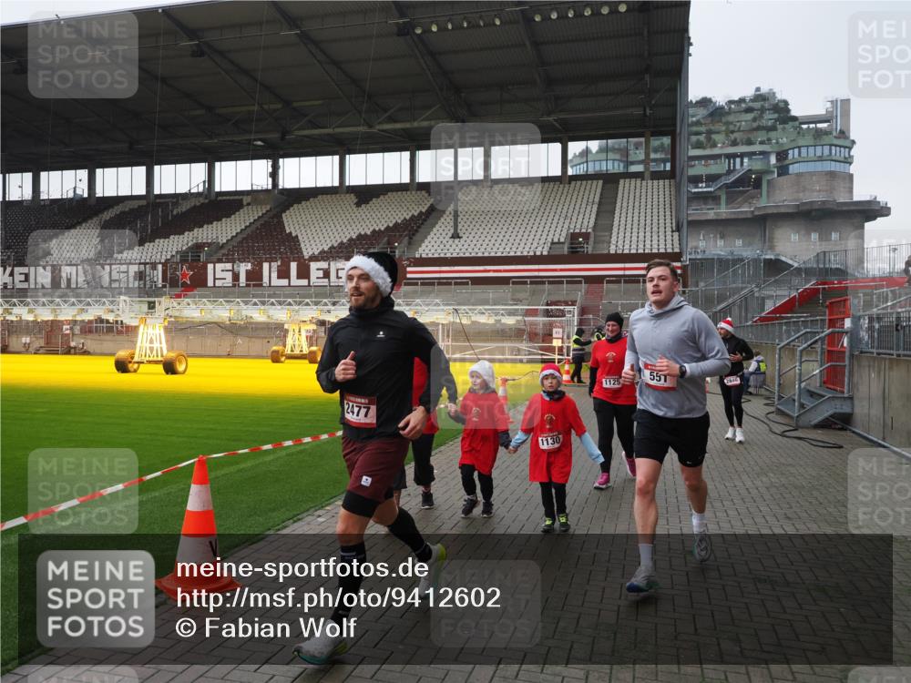 07.12.2025 - St. Pauli X-Mass-Run No. 15 Fabian Wolf http://msf.ph/oto/9412602 07.12.2025 11:17:26 Ziel 551, 1122, 1125, 1127, 1130, 1340, 1529, 1531, 1686, 2477, 2766, 2846, 2849 meine-sportfotos.de