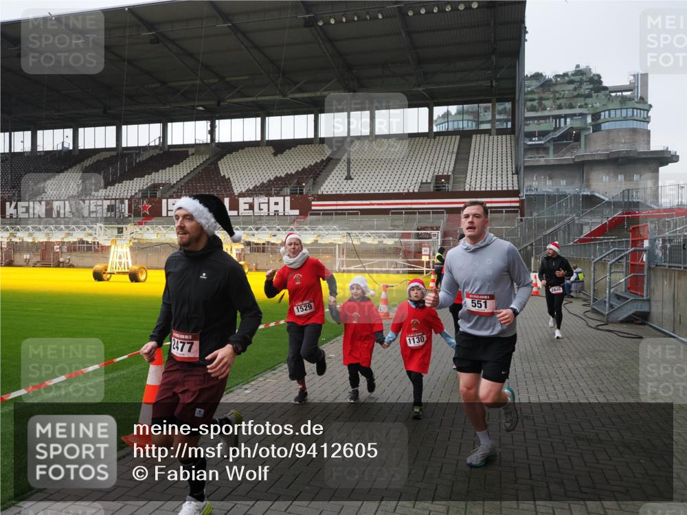 07.12.2025 - St. Pauli X-Mass-Run No. 15 Fabian Wolf http://msf.ph/oto/9412605 07.12.2025 11:17:26 Ziel 551, 1122, 1125, 1127, 1130, 1340, 1529, 1531, 1686, 2477, 2766, 2846, 2849 meine-sportfotos.de