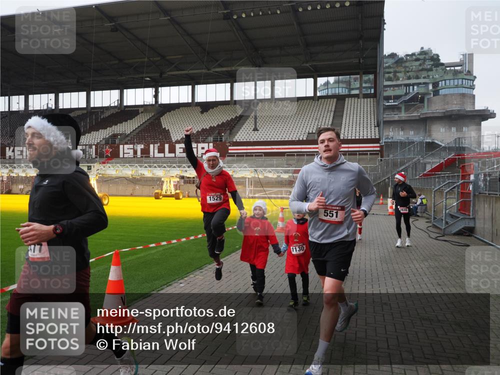 07.12.2025 - St. Pauli X-Mass-Run No. 15 Fabian Wolf http://msf.ph/oto/9412608 07.12.2025 11:17:26 Ziel 551, 1122, 1125, 1127, 1130, 1340, 1529, 1531, 1686, 2477, 2766, 2846, 2849 meine-sportfotos.de