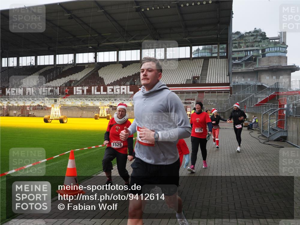 07.12.2025 - St. Pauli X-Mass-Run No. 15 Fabian Wolf http://msf.ph/oto/9412614 07.12.2025 11:17:26 Ziel 551, 1122, 1125, 1127, 1130, 1340, 1529, 1531, 1686, 2477, 2766, 2846, 2849 meine-sportfotos.de