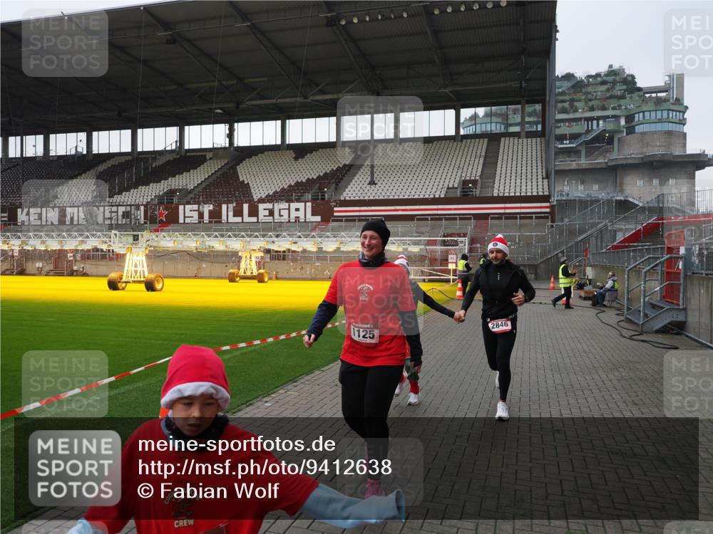 07.12.2025 - St. Pauli X-Mass-Run No. 15 Fabian Wolf http://msf.ph/oto/9412638 07.12.2025 11:17:28 Ziel 551, 1122, 1125, 1127, 1130, 1340, 1529, 1531, 1686, 2477, 2766, 2846, 2849 meine-sportfotos.de