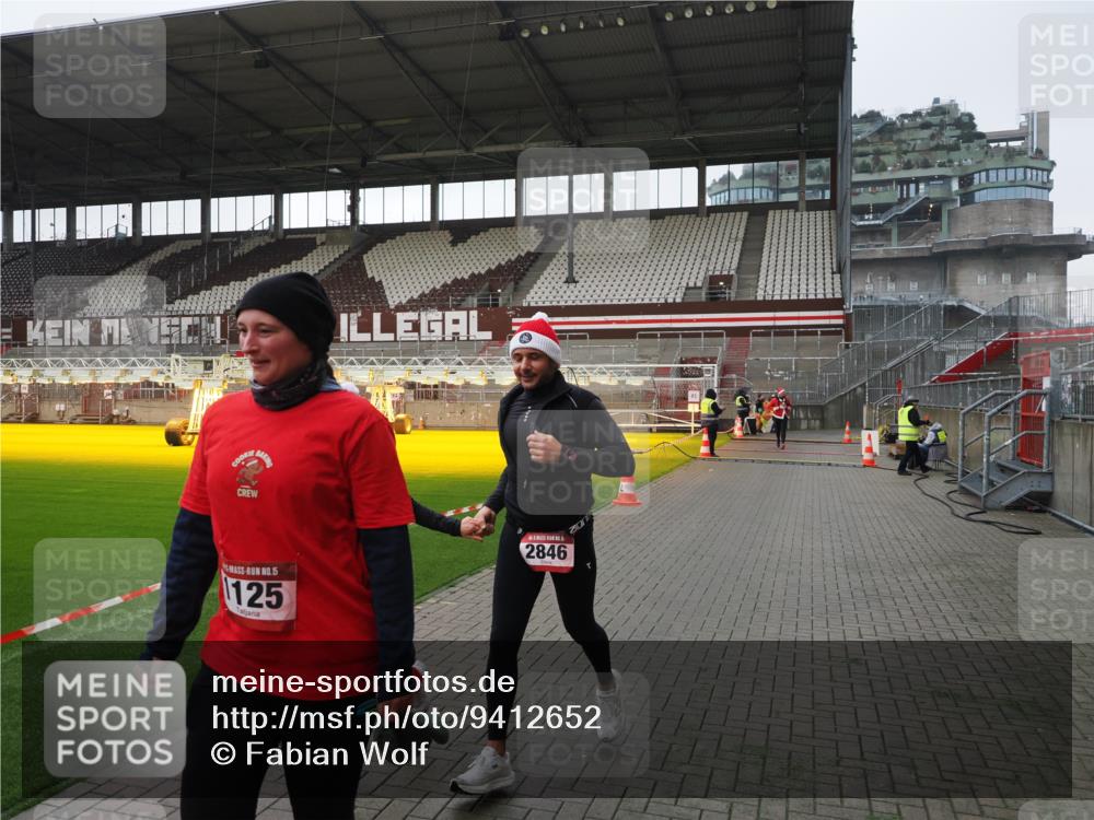 07.12.2025 - St. Pauli X-Mass-Run No. 15 Fabian Wolf http://msf.ph/oto/9412652 07.12.2025 11:17:29 Ziel 551, 845, 1122, 1125, 1127, 1130, 1340, 1529, 1531, 1686, 2477, 2766, 2846, 2849 meine-sportfotos.de