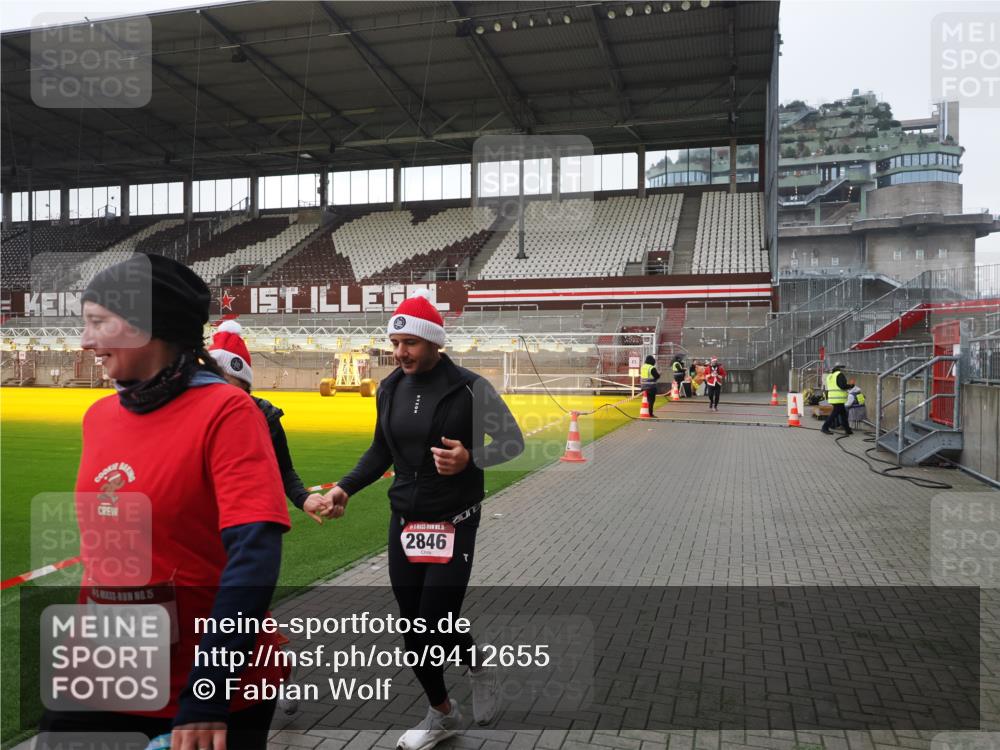 07.12.2025 - St. Pauli X-Mass-Run No. 15 Fabian Wolf http://msf.ph/oto/9412655 07.12.2025 11:17:29 Ziel 551, 845, 1122, 1125, 1127, 1130, 1340, 1529, 1531, 1686, 2477, 2766, 2846, 2849 meine-sportfotos.de