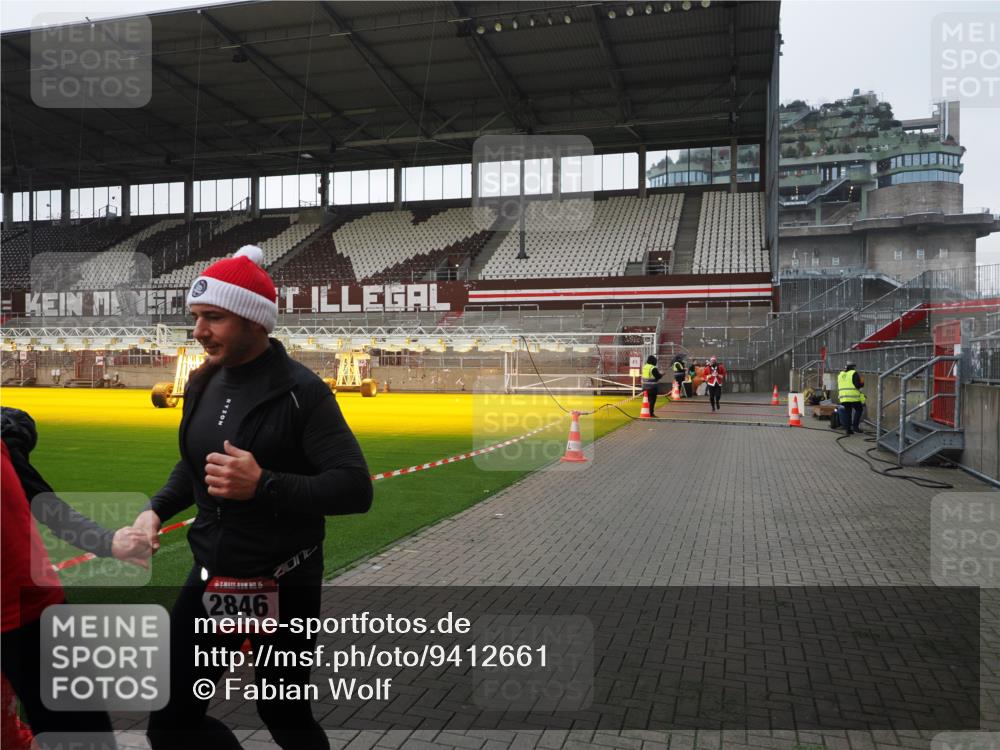 07.12.2025 - St. Pauli X-Mass-Run No. 15 Fabian Wolf http://msf.ph/oto/9412661 07.12.2025 11:17:30 Ziel 551, 845, 1122, 1125, 1127, 1130, 1529, 1686, 2477, 2766, 2846, 2849 meine-sportfotos.de