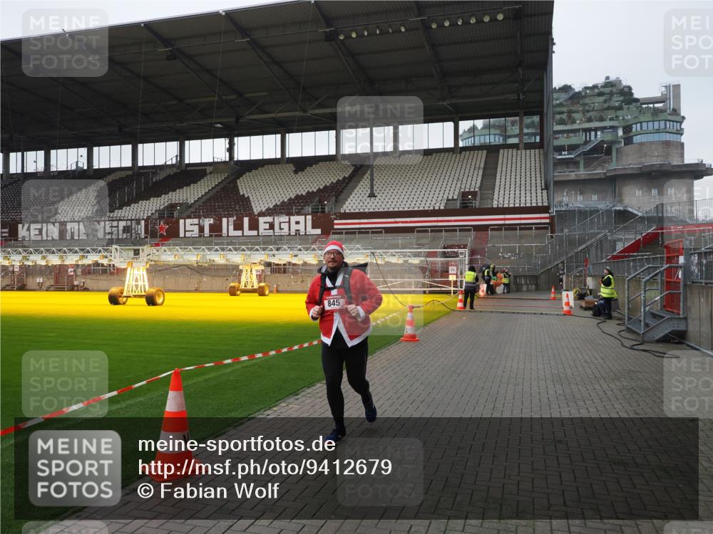 07.12.2025 - St. Pauli X-Mass-Run No. 15 Fabian Wolf http://msf.ph/oto/9412679 07.12.2025 11:17:39 Ziel 551, 845, 2477 meine-sportfotos.de
