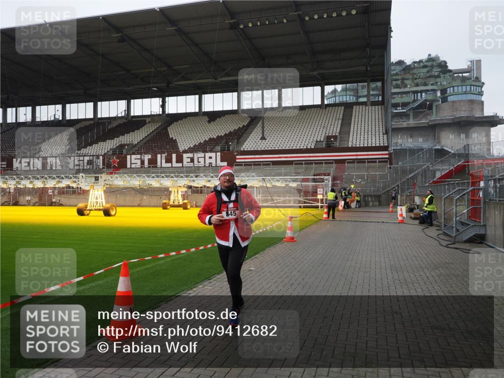 07.12.2025 - St. Pauli X-Mass-Run No. 15 Fabian Wolf http://msf.ph/oto/9412682 07.12.2025 11:17:39 Ziel 551, 845, 2477 meine-sportfotos.de