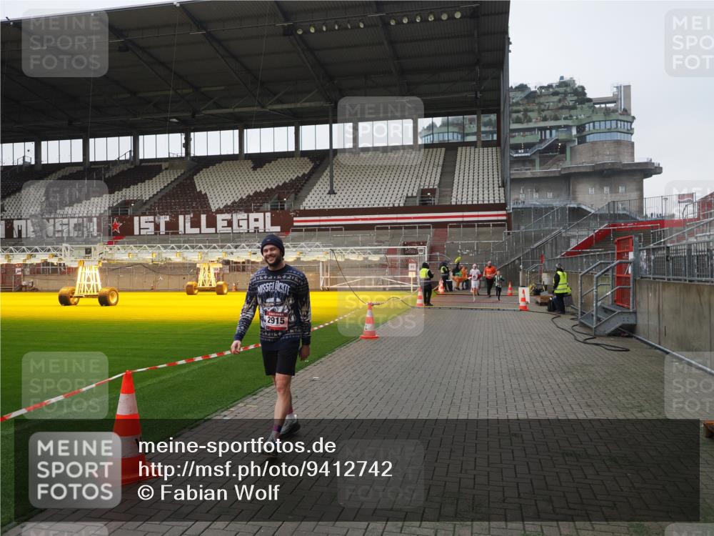 07.12.2025 - St. Pauli X-Mass-Run No. 15 Fabian Wolf http://msf.ph/oto/9412742 07.12.2025 11:17:59 Ziel 2915, 3221, 4627 meine-sportfotos.de