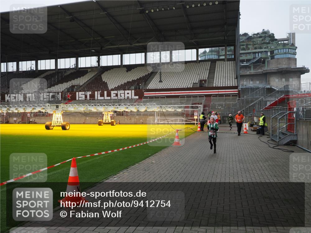 07.12.2025 - St. Pauli X-Mass-Run No. 15 Fabian Wolf http://msf.ph/oto/9412754 07.12.2025 11:18:04 Ziel 1325, 1348, 3221, 3327, 4627 meine-sportfotos.de