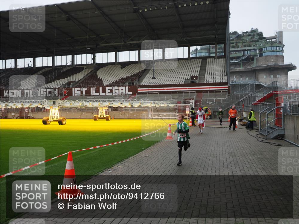 07.12.2025 - St. Pauli X-Mass-Run No. 15 Fabian Wolf http://msf.ph/oto/9412766 07.12.2025 11:18:04 Ziel 1325, 1348, 3221, 3327, 4627 meine-sportfotos.de