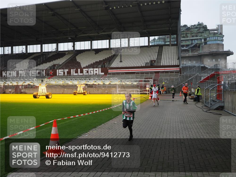 07.12.2025 - St. Pauli X-Mass-Run No. 15 Fabian Wolf http://msf.ph/oto/9412773 07.12.2025 11:18:05 Ziel 1325, 1348, 3221, 3327, 4627 meine-sportfotos.de
