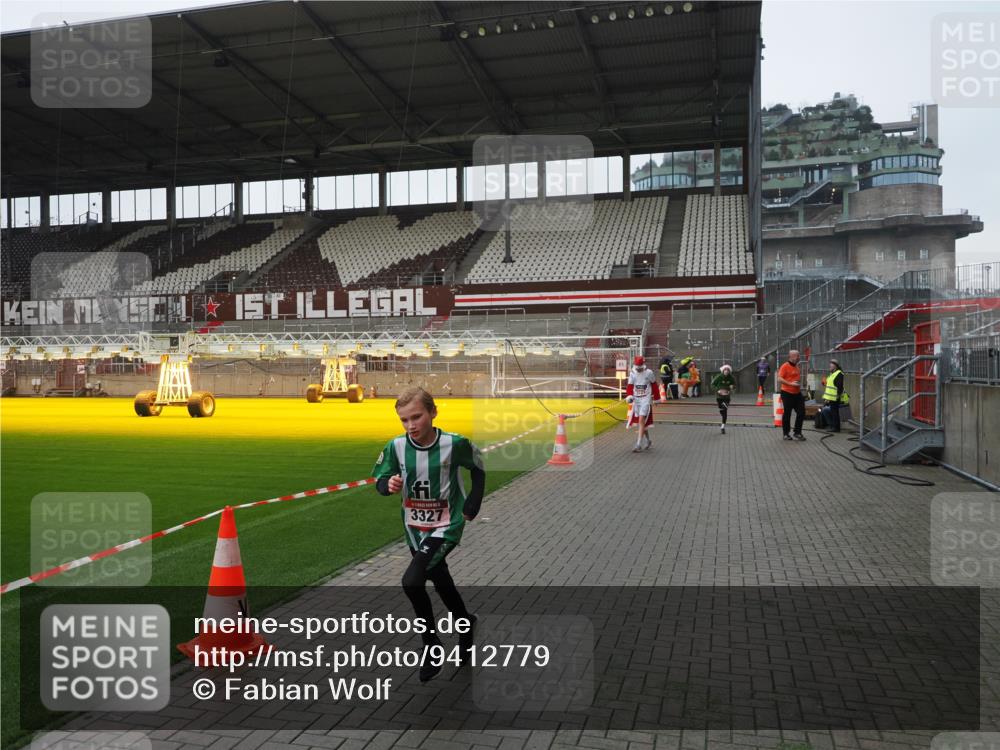 07.12.2025 - St. Pauli X-Mass-Run No. 15 Fabian Wolf http://msf.ph/oto/9412779 07.12.2025 11:18:05 Ziel 1325, 1348, 3221, 3327, 4627 meine-sportfotos.de
