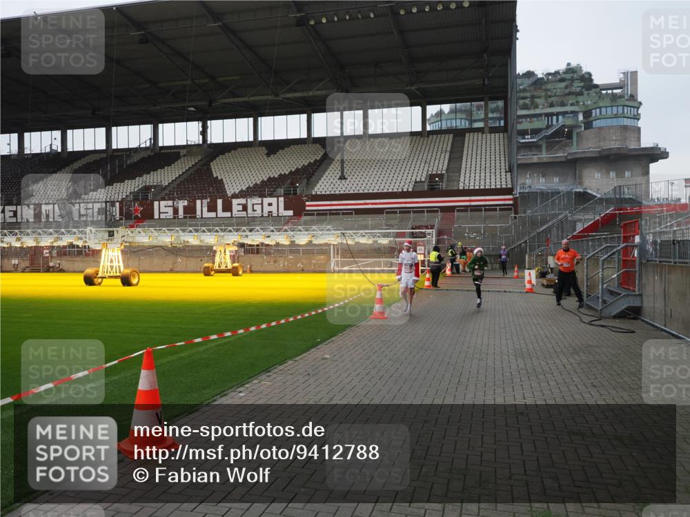 07.12.2025 - St. Pauli X-Mass-Run No. 15 Fabian Wolf http://msf.ph/oto/9412788 07.12.2025 11:18:06 Ziel 1325, 1348, 3221, 3327 meine-sportfotos.de