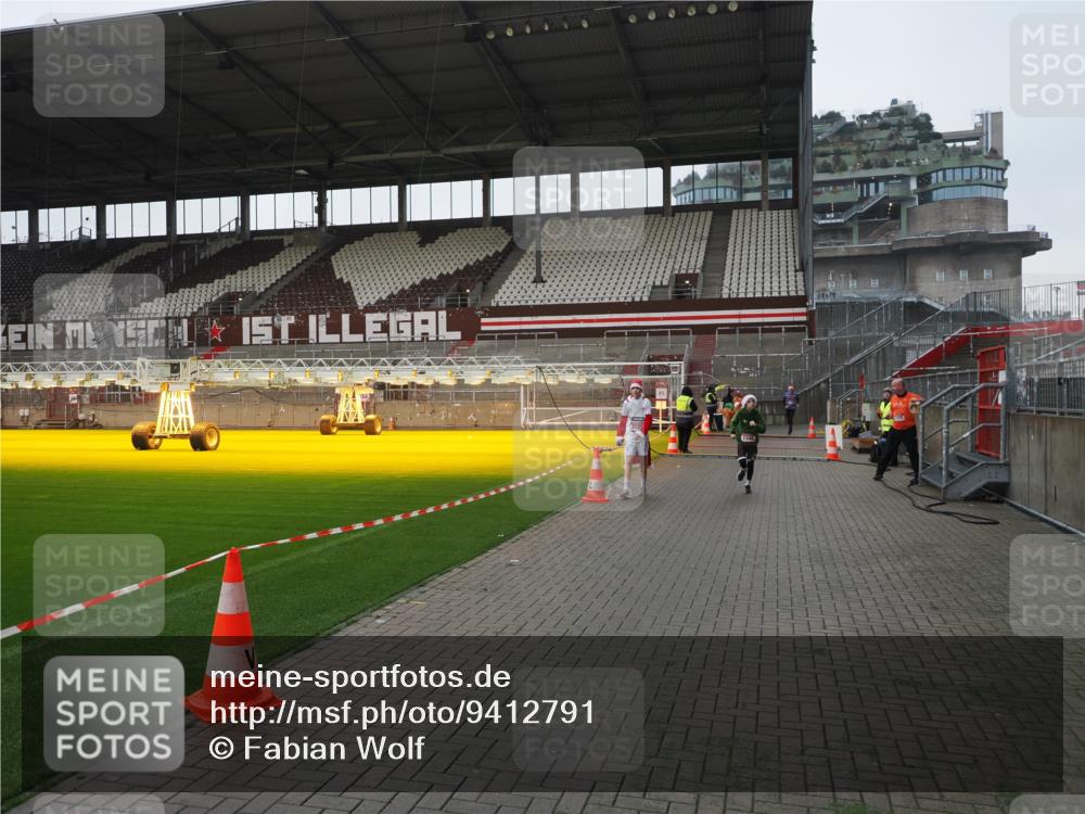 07.12.2025 - St. Pauli X-Mass-Run No. 15 Fabian Wolf http://msf.ph/oto/9412791 07.12.2025 11:18:07 Ziel 1325, 1348, 3221, 3327 meine-sportfotos.de