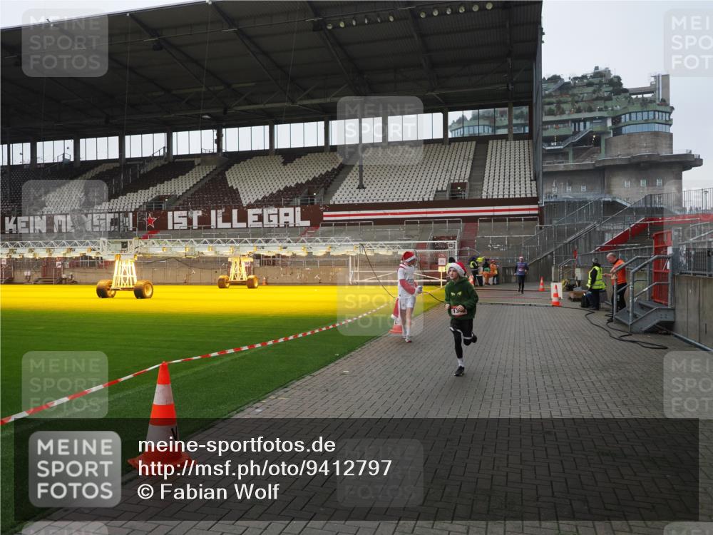 07.12.2025 - St. Pauli X-Mass-Run No. 15 Fabian Wolf http://msf.ph/oto/9412797 07.12.2025 11:18:08 Ziel 1325, 1348, 3221, 3327 meine-sportfotos.de