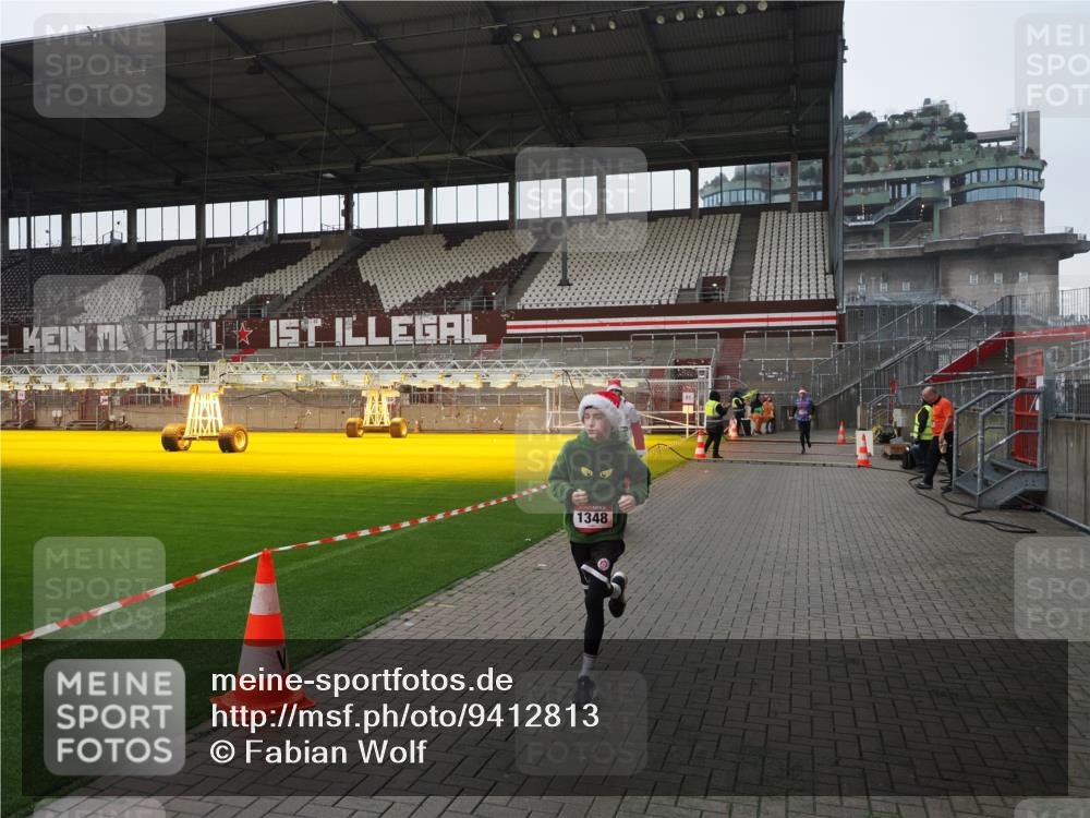 07.12.2025 - St. Pauli X-Mass-Run No. 15 Fabian Wolf http://msf.ph/oto/9412813 07.12.2025 11:18:09 Ziel 1325, 1348, 3201, 3221, 3327 meine-sportfotos.de