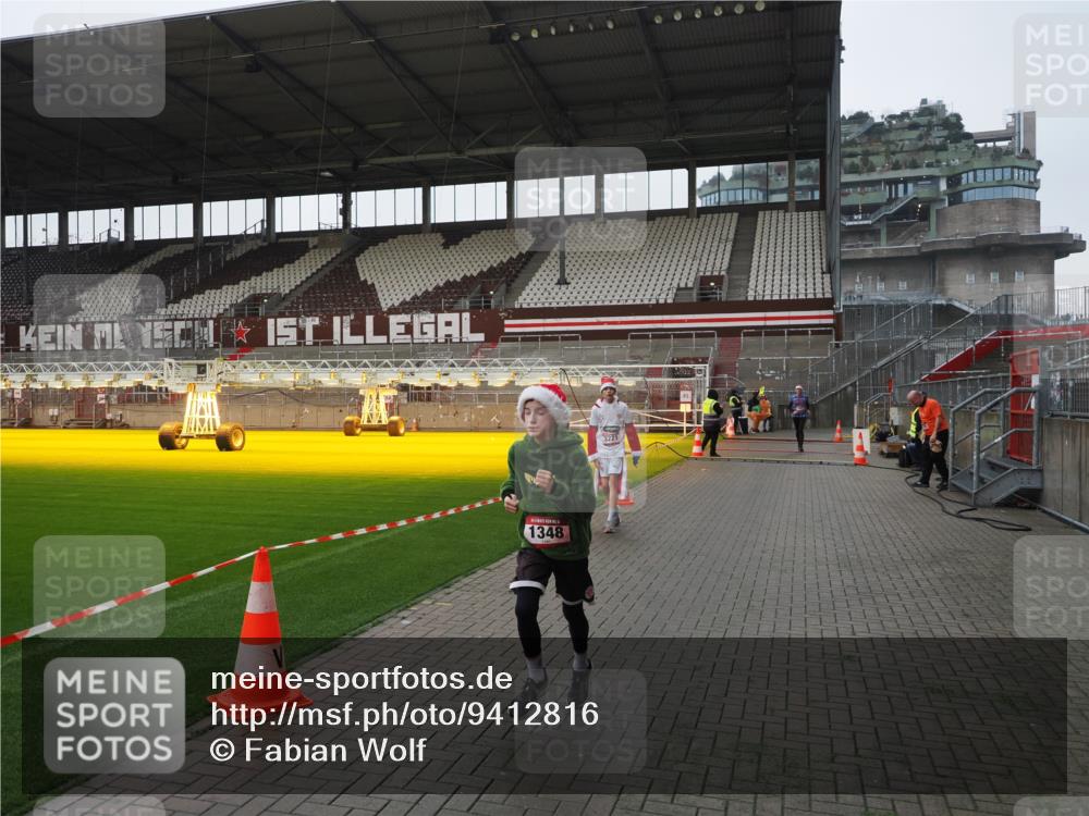 07.12.2025 - St. Pauli X-Mass-Run No. 15 Fabian Wolf http://msf.ph/oto/9412816 07.12.2025 11:18:10 Ziel 1325, 1348, 3201, 3221, 3327 meine-sportfotos.de