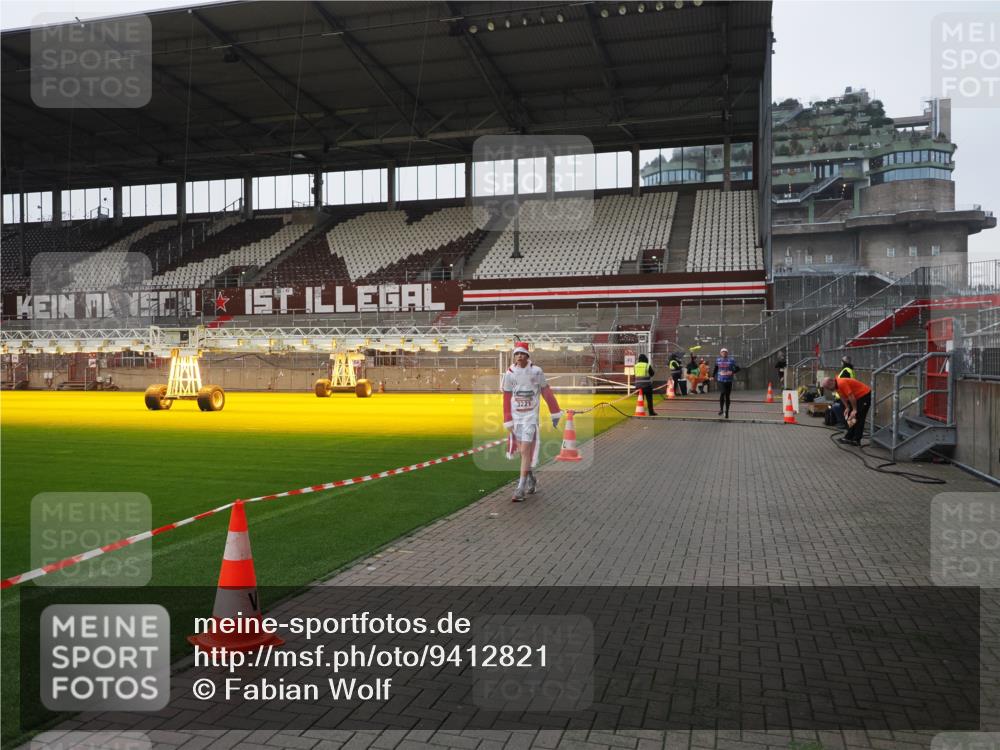 07.12.2025 - St. Pauli X-Mass-Run No. 15 Fabian Wolf http://msf.ph/oto/9412821 07.12.2025 11:18:11 Ziel 1325, 1348, 3201, 3221, 3327 meine-sportfotos.de
