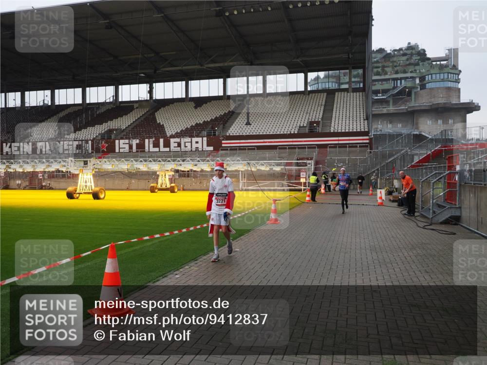 07.12.2025 - St. Pauli X-Mass-Run No. 15 Fabian Wolf http://msf.ph/oto/9412837 07.12.2025 11:18:12 Ziel 1325, 1348, 3201, 3221, 3327 meine-sportfotos.de