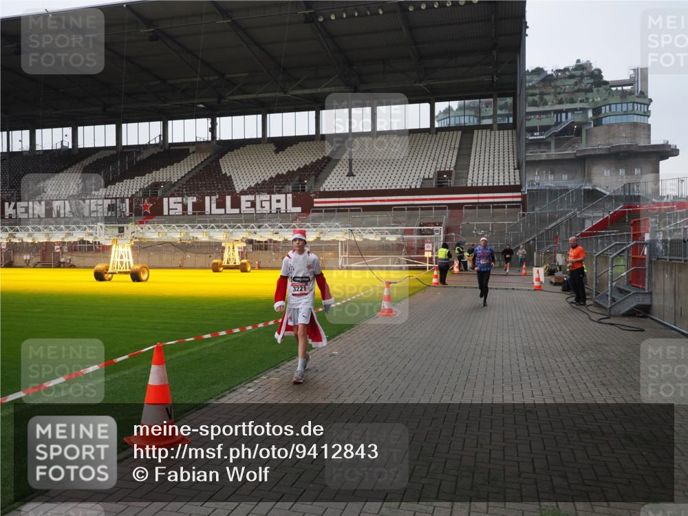 07.12.2025 - St. Pauli X-Mass-Run No. 15 Fabian Wolf http://msf.ph/oto/9412843 07.12.2025 11:18:13 Ziel 1325, 1348, 3201, 3221, 3327 meine-sportfotos.de