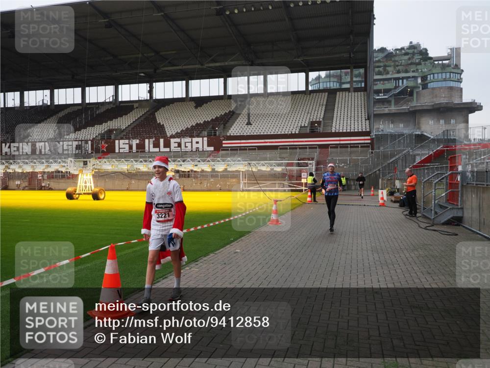 07.12.2025 - St. Pauli X-Mass-Run No. 15 Fabian Wolf http://msf.ph/oto/9412858 07.12.2025 11:18:14 Ziel 1325, 1348, 3201, 3221, 3327 meine-sportfotos.de