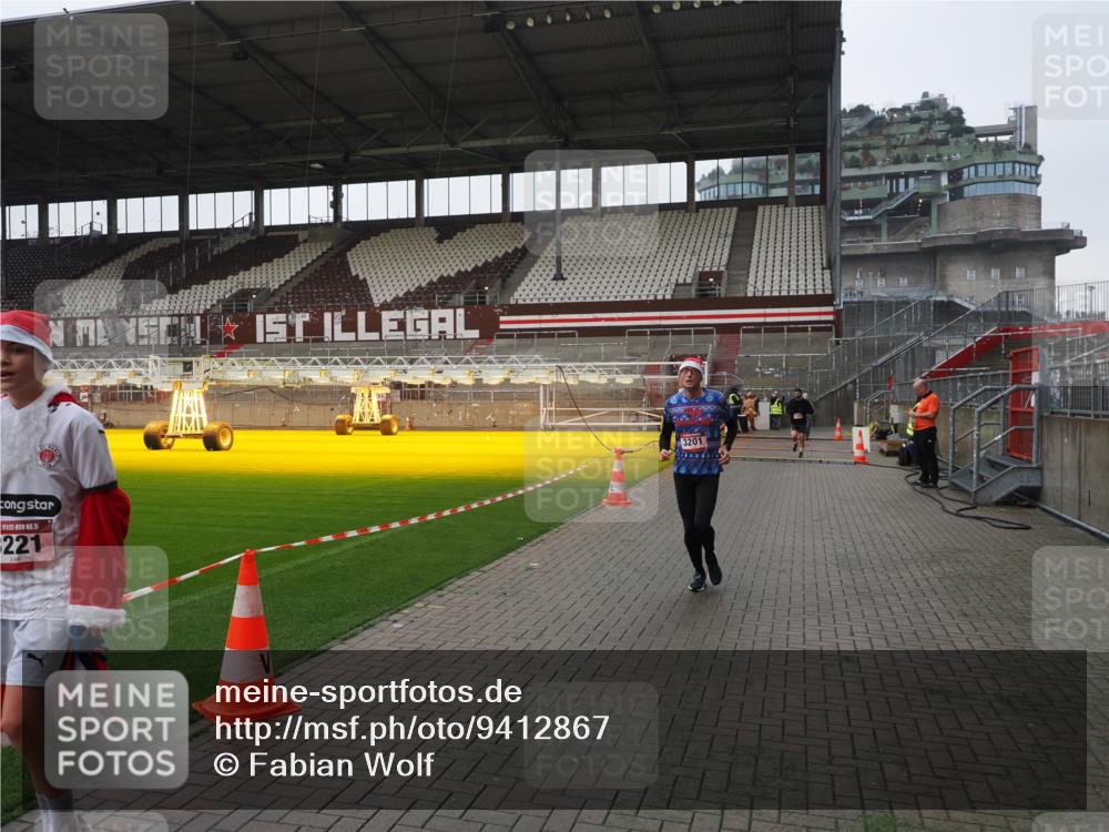 07.12.2025 - St. Pauli X-Mass-Run No. 15 Fabian Wolf http://msf.ph/oto/9412867 07.12.2025 11:18:15 Ziel 1325, 1348, 3201, 3221, 3304, 3327 meine-sportfotos.de