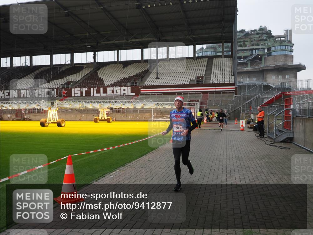 07.12.2025 - St. Pauli X-Mass-Run No. 15 Fabian Wolf http://msf.ph/oto/9412877 07.12.2025 11:18:16 Ziel 1325, 1348, 2045, 3201, 3221, 3304, 3327 meine-sportfotos.de