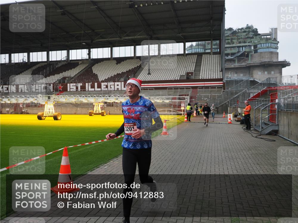 07.12.2025 - St. Pauli X-Mass-Run No. 15 Fabian Wolf http://msf.ph/oto/9412883 07.12.2025 11:18:16 Ziel 1325, 1348, 2045, 3201, 3221, 3304, 3327 meine-sportfotos.de