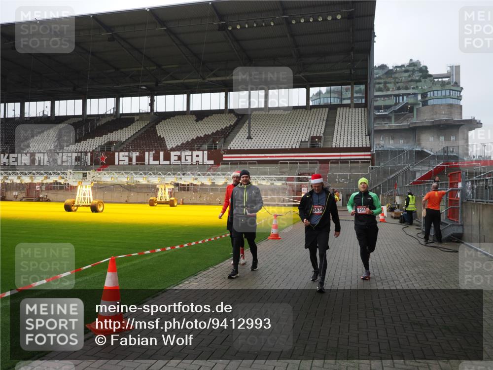 07.12.2025 - St. Pauli X-Mass-Run No. 15 Fabian Wolf http://msf.ph/oto/9412993 07.12.2025 11:18:34 Ziel 2045, 2918, 3138, 3158, 3304, 3634, 3636 meine-sportfotos.de