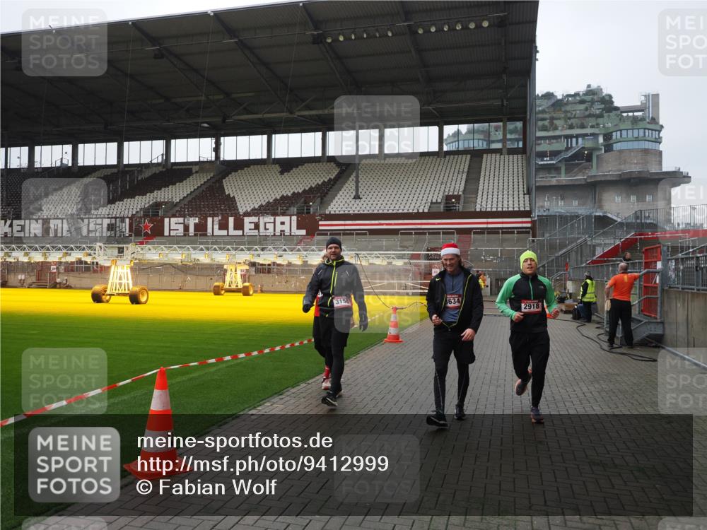 07.12.2025 - St. Pauli X-Mass-Run No. 15 Fabian Wolf http://msf.ph/oto/9412999 07.12.2025 11:18:34 Ziel 2045, 2918, 3138, 3158, 3304, 3634, 3636 meine-sportfotos.de