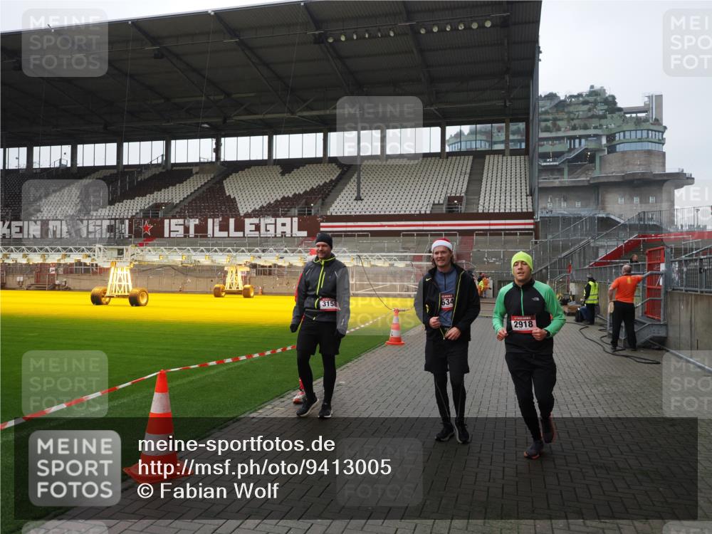 07.12.2025 - St. Pauli X-Mass-Run No. 15 Fabian Wolf http://msf.ph/oto/9413005 07.12.2025 11:18:34 Ziel 2045, 2918, 3138, 3158, 3304, 3634, 3636 meine-sportfotos.de