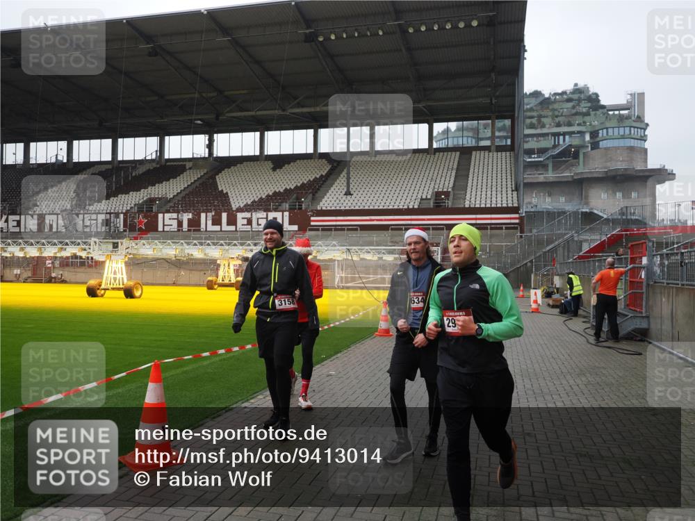07.12.2025 - St. Pauli X-Mass-Run No. 15 Fabian Wolf http://msf.ph/oto/9413014 07.12.2025 11:18:35 Ziel 2045, 2918, 3138, 3158, 3304, 3634, 3636 meine-sportfotos.de