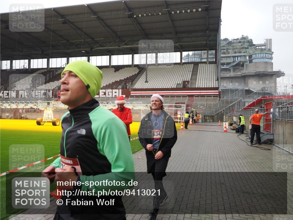 07.12.2025 - St. Pauli X-Mass-Run No. 15 Fabian Wolf http://msf.ph/oto/9413021 07.12.2025 11:18:36 Ziel 2045, 2918, 3138, 3158, 3634, 3636 meine-sportfotos.de