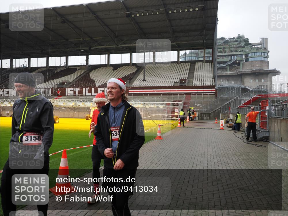 07.12.2025 - St. Pauli X-Mass-Run No. 15 Fabian Wolf http://msf.ph/oto/9413034 07.12.2025 11:18:37 Ziel 2918, 3138, 3158, 3634, 3636 meine-sportfotos.de