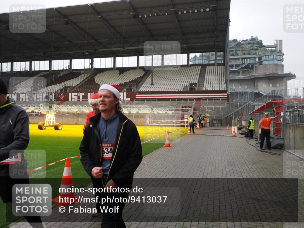07.12.2025 - St. Pauli X-Mass-Run No. 15 Fabian Wolf http://msf.ph/oto/9413037 07.12.2025 11:18:37 Ziel 2918, 3138, 3158, 3634, 3636 meine-sportfotos.de