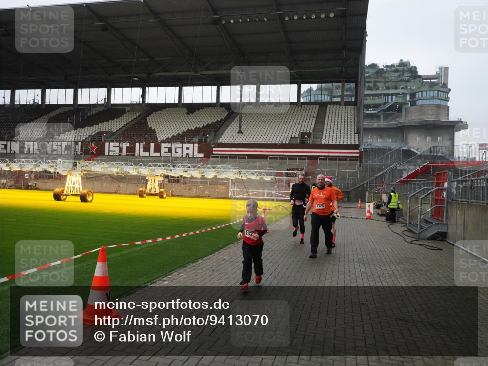 07.12.2025 - St. Pauli X-Mass-Run No. 15 Fabian Wolf http://msf.ph/oto/9413070 07.12.2025 11:18:54 Ziel 1109, 1322, 2064, 2067 meine-sportfotos.de