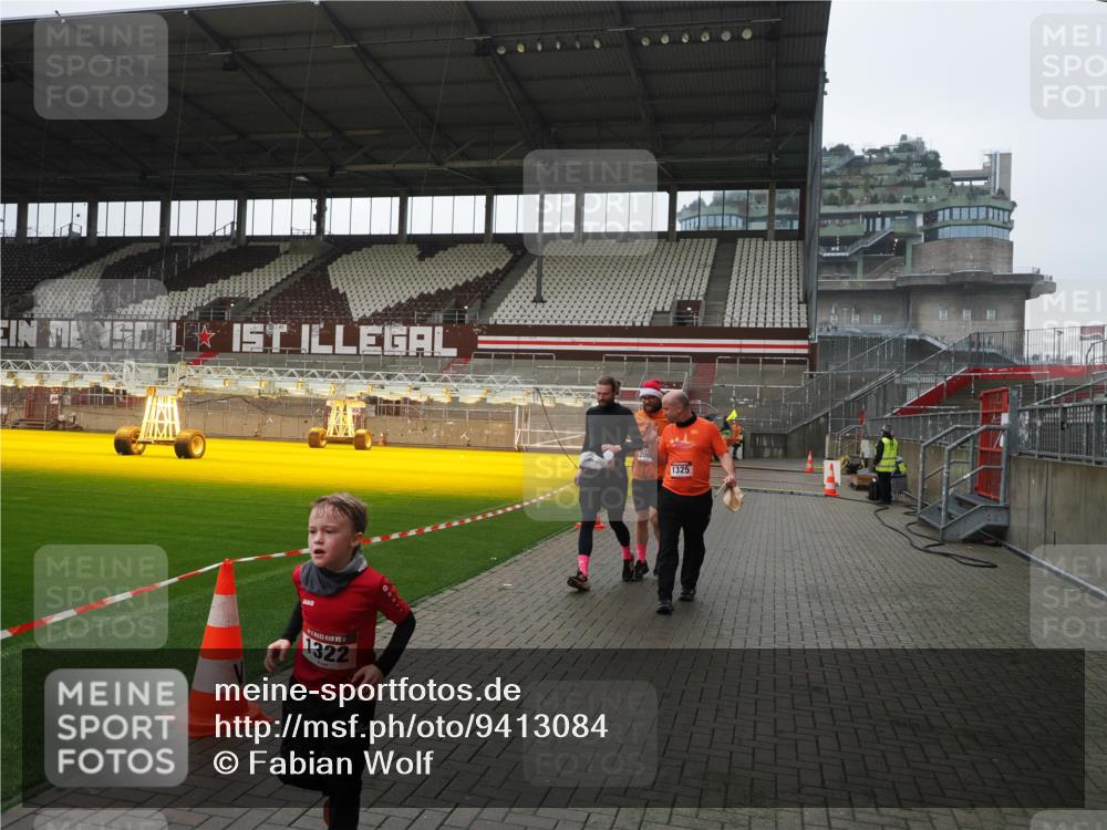 07.12.2025 - St. Pauli X-Mass-Run No. 15 Fabian Wolf http://msf.ph/oto/9413084 07.12.2025 11:18:55 Ziel 1109, 1322, 2064, 2067 meine-sportfotos.de