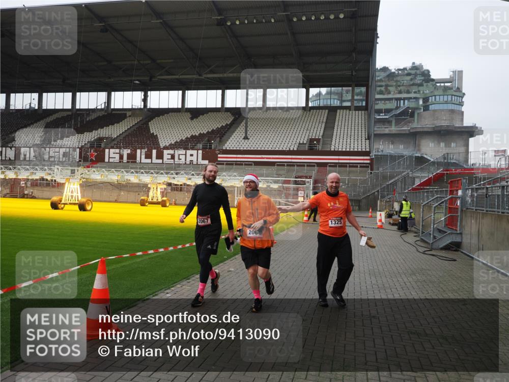 07.12.2025 - St. Pauli X-Mass-Run No. 15 Fabian Wolf http://msf.ph/oto/9413090 07.12.2025 11:18:57 Ziel 1109, 1322, 2064, 2067 meine-sportfotos.de