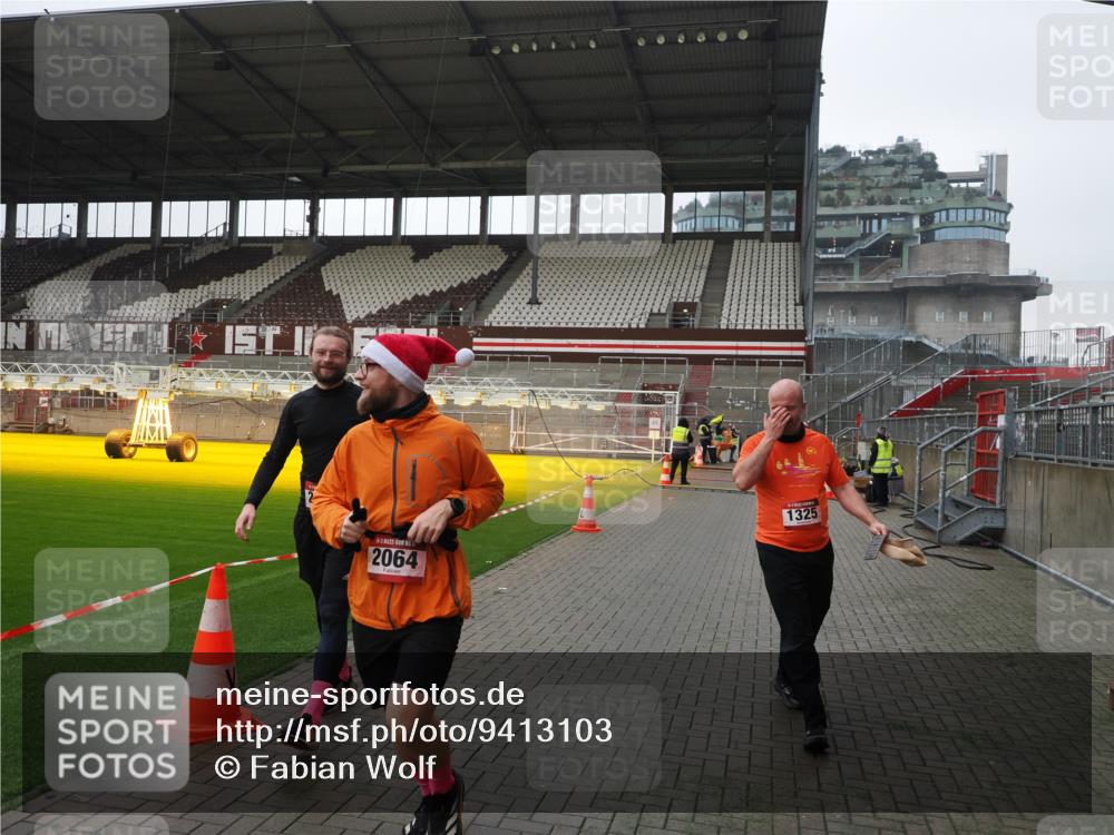 07.12.2025 - St. Pauli X-Mass-Run No. 15 Fabian Wolf http://msf.ph/oto/9413103 07.12.2025 11:18:58 Ziel 1109, 1322, 2064, 2067 meine-sportfotos.de